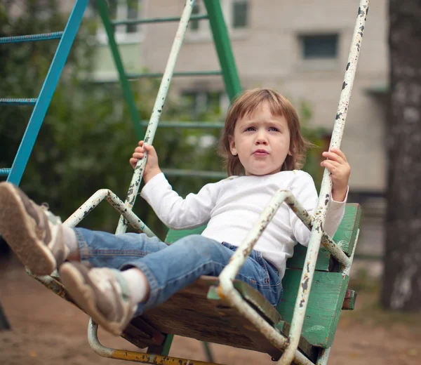 2 años niño en swing — Foto de Stock