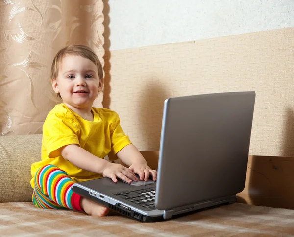 Babymeisje met laptop — Stockfoto