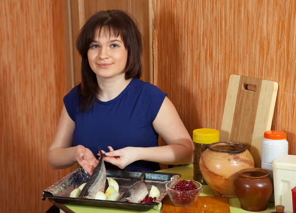 Mujer cocinando caballa en papel de aluminio — Foto de Stock