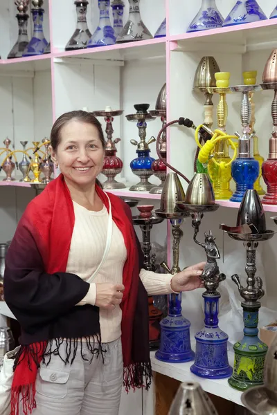 Vrouw kiest sheesha in winkel — Stockfoto