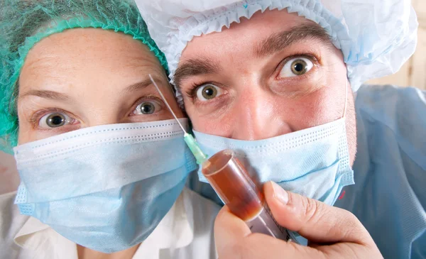 Dva lékaři s injekční stříkačkou — Stock fotografie