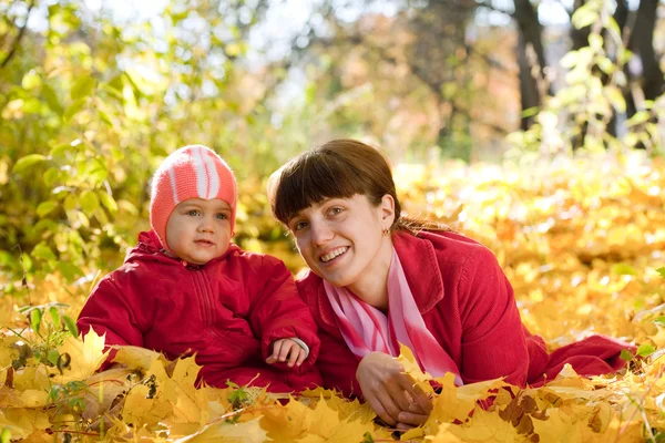 Mãe e bebê no parque de outono — Fotografia de Stock