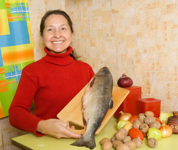 Kobieta z łososia, ryby — Zdjęcie stockowe