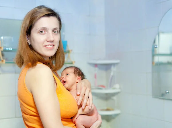 Mãe com bebê recém-nascido — Fotografia de Stock