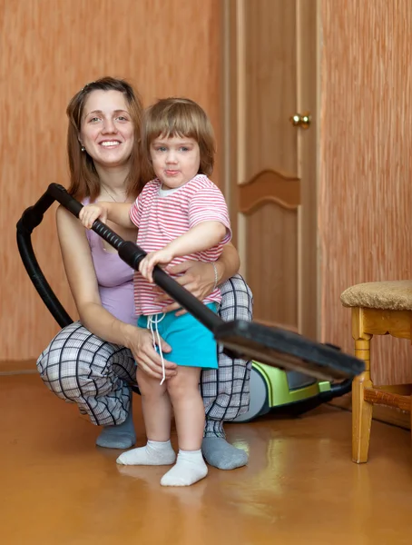 Family with vacuum cleaner — Stock Photo, Image