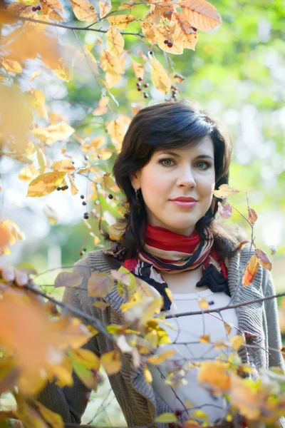 Vrouw in september park — Stockfoto