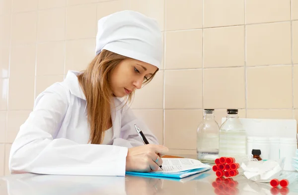 Enfermeiro que trabalha em laboratório médico — Fotografia de Stock