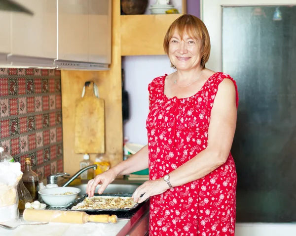 Женщина делает пасту с начинкой — стоковое фото