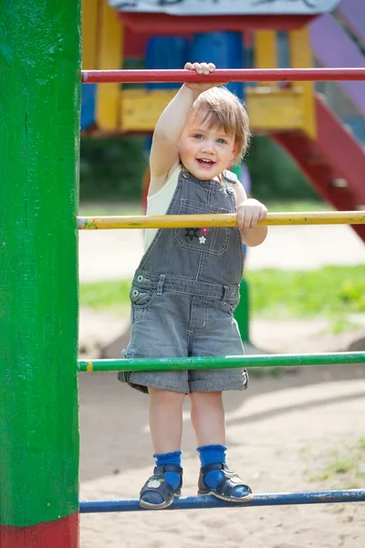 Enfant de deux ans à l'aire de jeux — Photo