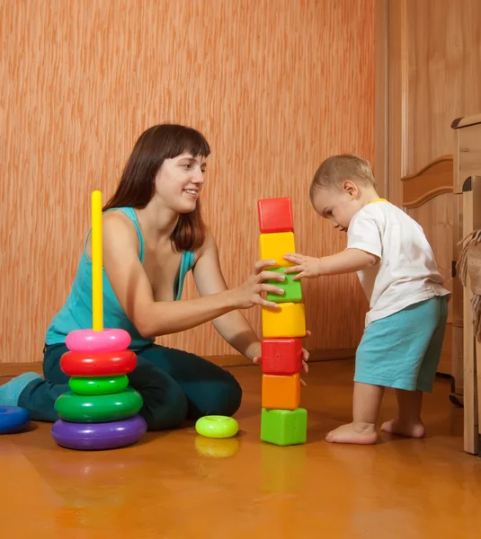 Mãe e bebê brinca com brinquedos — Fotografia de Stock