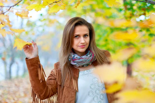 Portrait of girl in autumn — Stock Photo, Image