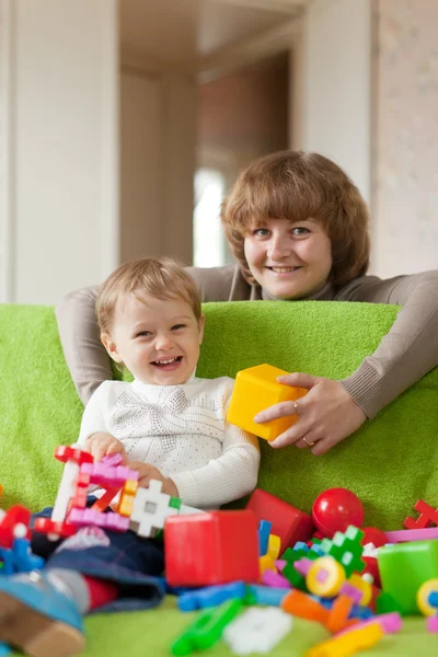 Glad mamma leker med barn — Stockfoto