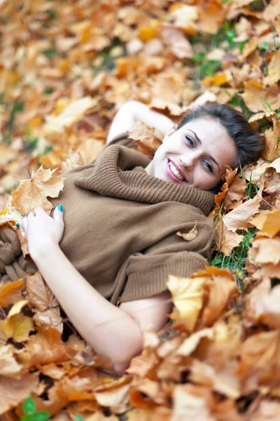 Woman in september park — Stock Photo, Image