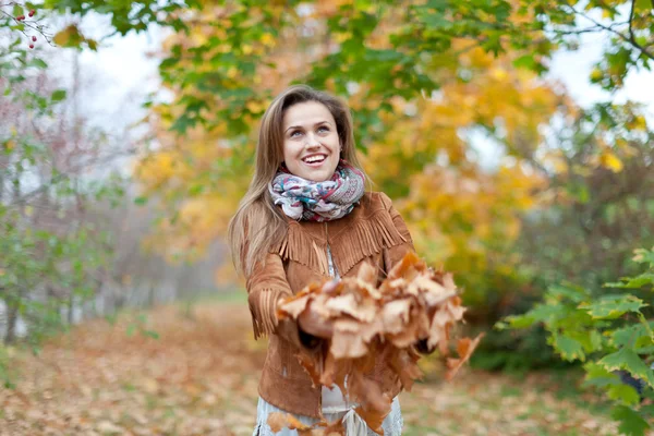 Gelukkige vrouw in herfst park — Stockfoto