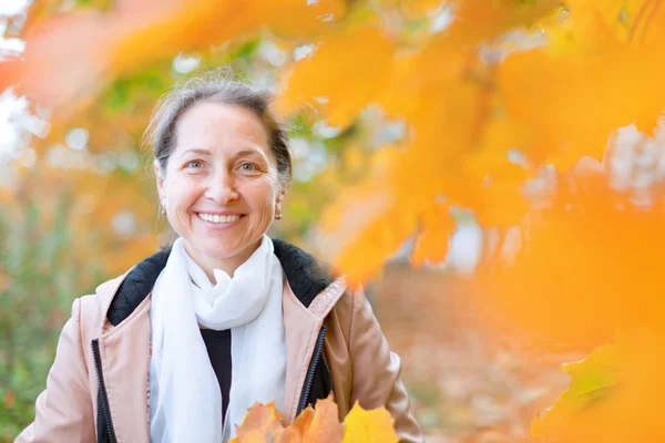 Volwassen vrouw in de herfst — Stockfoto