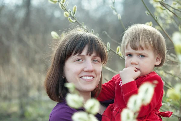 Gelukkig moeder met meisje in het voorjaar van — Stockfoto