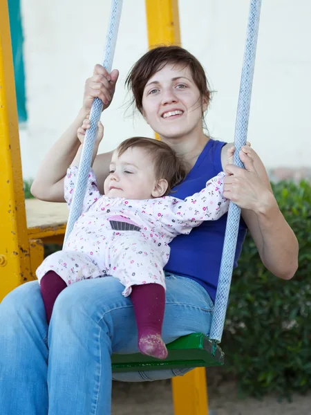 Šťastná matka s batoletem — Stock fotografie