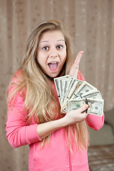 Ευτυχισμένη γυναίκα δείχνει δέσμες από εμάς δολάρια — Φωτογραφία Αρχείου