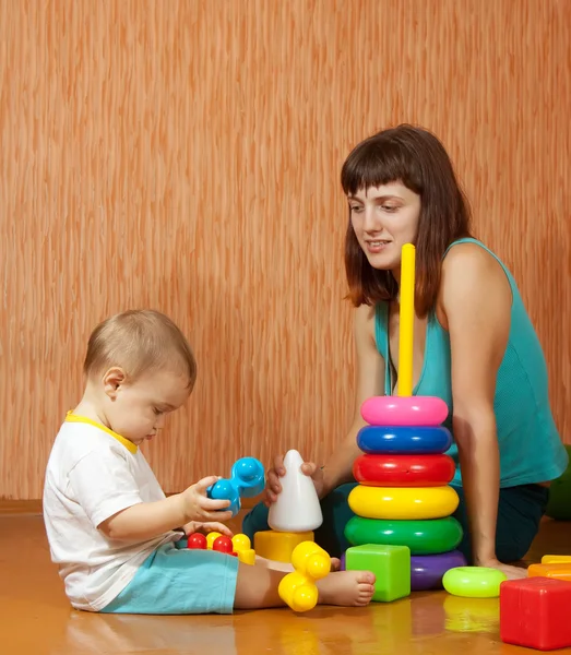 Mãe e bebê brinca em casa — Fotografia de Stock