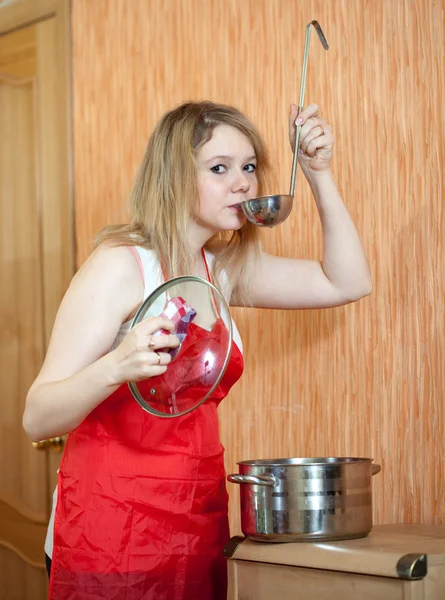 Woman cooking at her kitchen — Stock Photo, Image