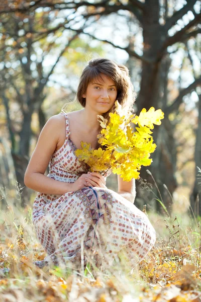 オークの花束と秋の女性 — ストック写真