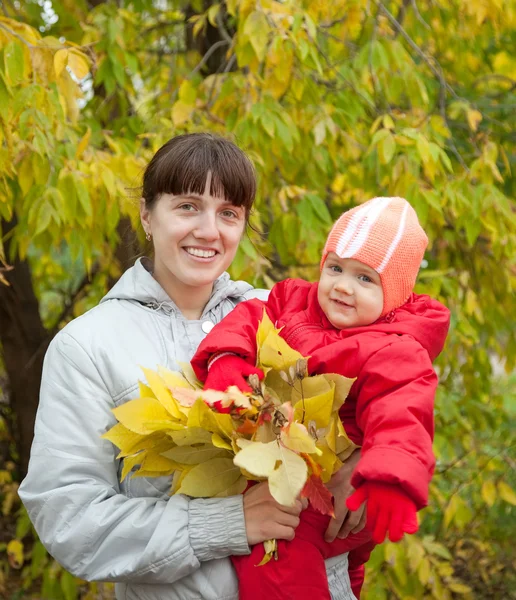 Šťastná matka s dítětem na podzim — Stock fotografie