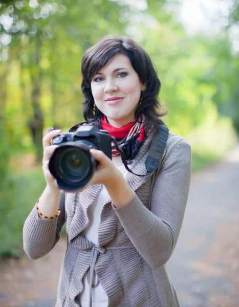 Chica con cámara fotográfica — Foto de Stock