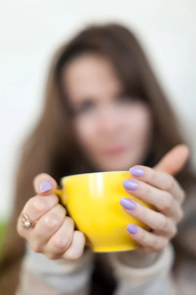 Primo piano di tazza in mani — Foto Stock