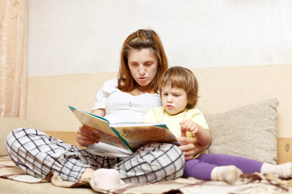 Anne ve kızı kitap okuyor. — Stok fotoğraf