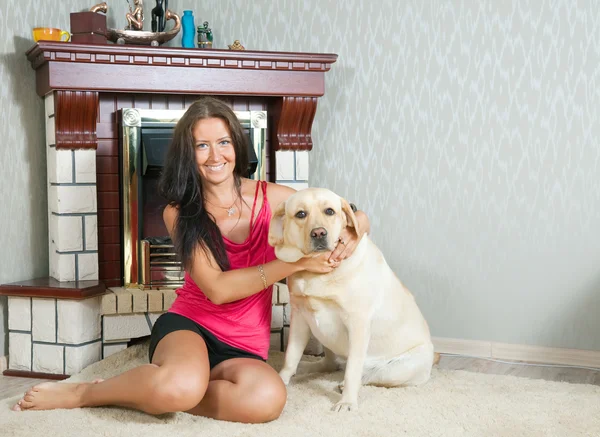 Frau mit Labrador zu Hause — Stockfoto