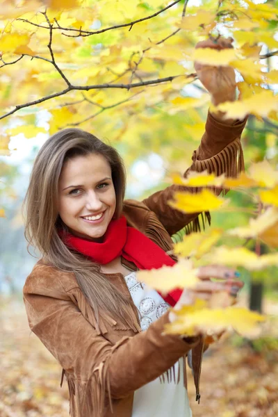 Gelukkig meisje in de herfst park — Stockfoto