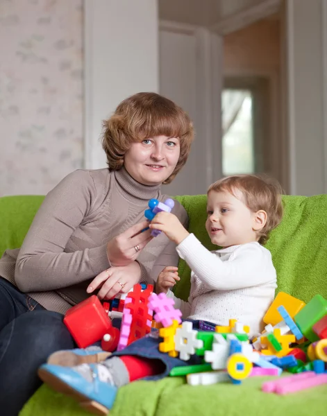 Mãe brinca com criança em casa — Fotografia de Stock