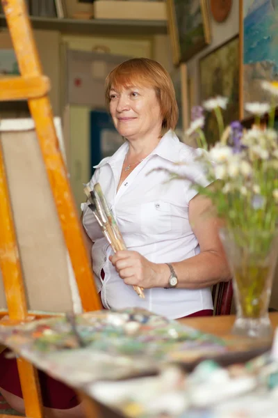 Artista feminina pintando um quadro — Fotografia de Stock