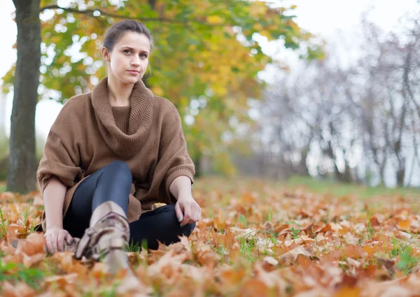 Bellezza donna nel parco autunnale — Foto Stock