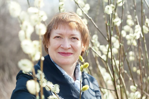 Mulher na primavera salgueiro galho com botões — Fotografia de Stock