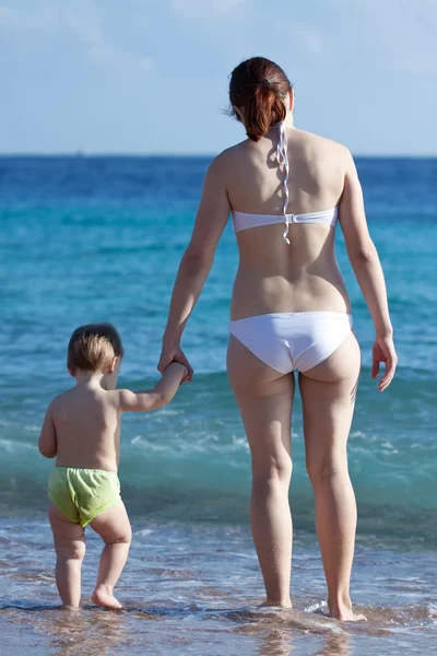 Madre con bambino in mare onde — Foto Stock