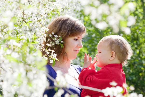 Moeder met kind in het voorjaar van — Stockfoto