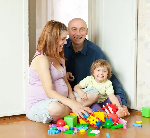 Família feliz joga em casa — Fotografia de Stock