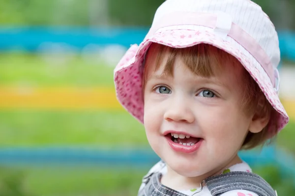 Bambino di due anni al parco giochi — Foto Stock