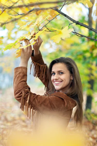 Beauté femme dans automne parc — Photo