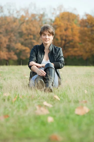 Fille dans le parc d'automne — Photo