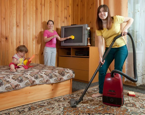 Rodina čištění v obývacím pokoji — Stock fotografie