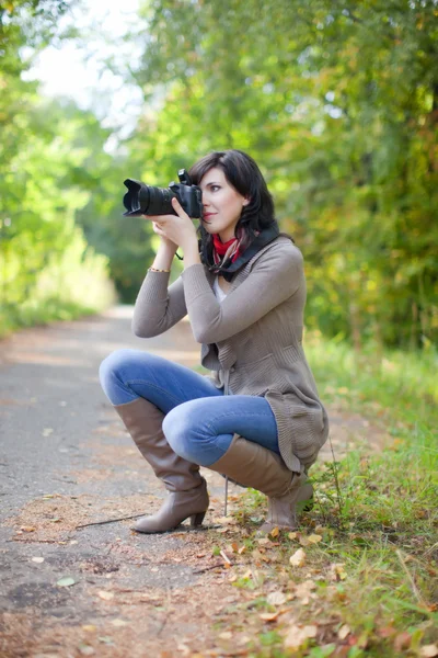 Dziewczyna z aparat fotograficzny w wrzesień — Zdjęcie stockowe