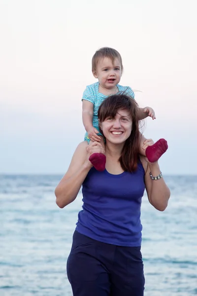 Famille heureuse sur fond de mer — Photo