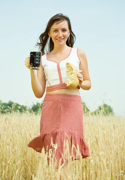 Meisje met bier en brood — Stockfoto