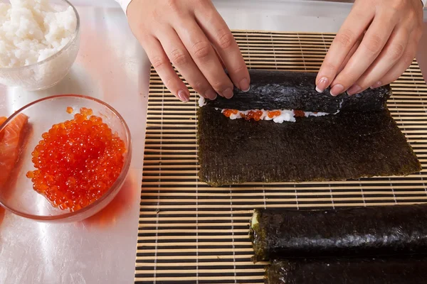 Bucătar face rulouri japoneze de sushi — Fotografie, imagine de stoc