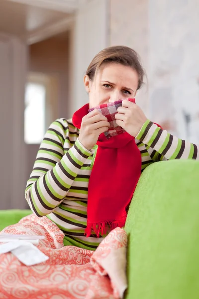 Sjuka kvinnan använder näsduk — Stockfoto