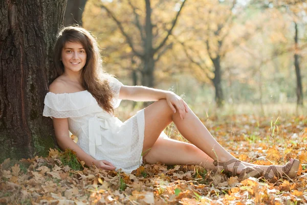 Portret van meisje in herfst park — Stockfoto