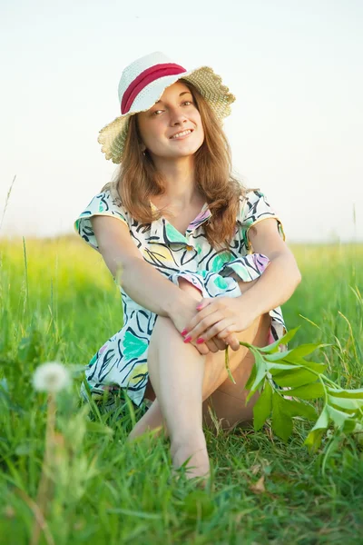 Długowłosy teen dziewczyna w kapeluszu — Zdjęcie stockowe