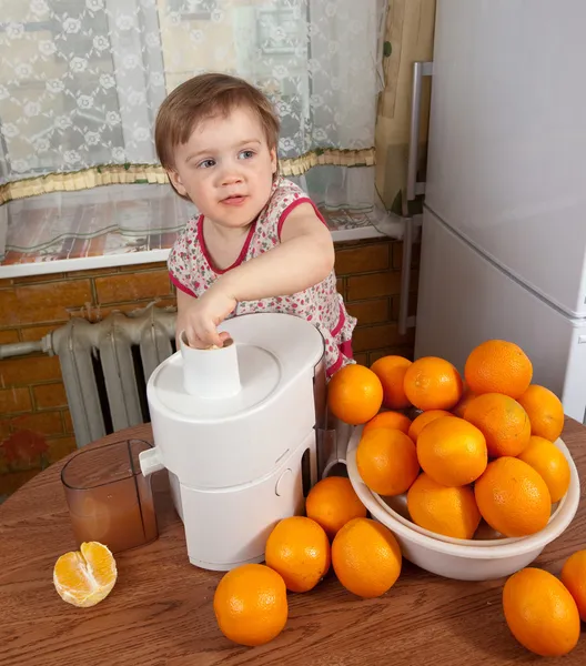 Bebé niña haciendo jugo de naranja fresco —  Fotos de Stock
